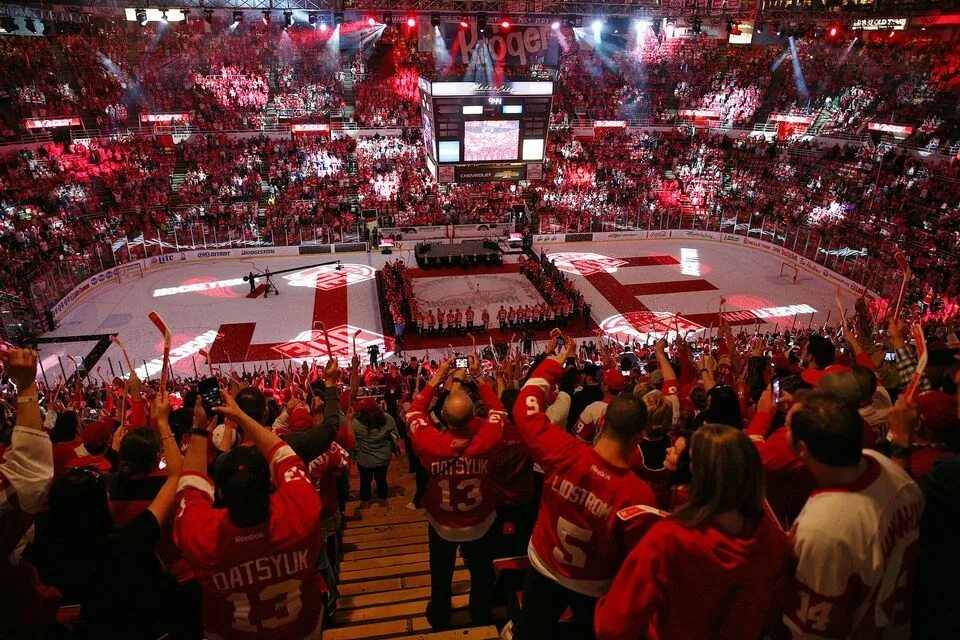 Ред арена фото Detroit Red Wings fans cheer during the closing ceremony after the final game at