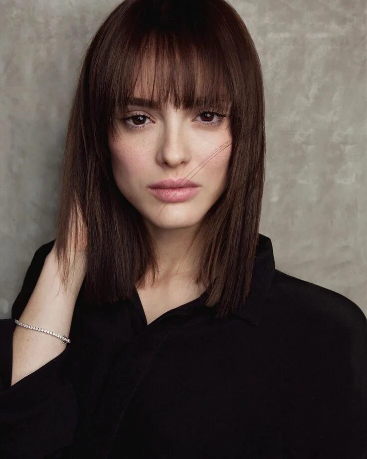 Chloé De Barros on Instagram Short hair with bangs, Medium hair styles, Thick ha