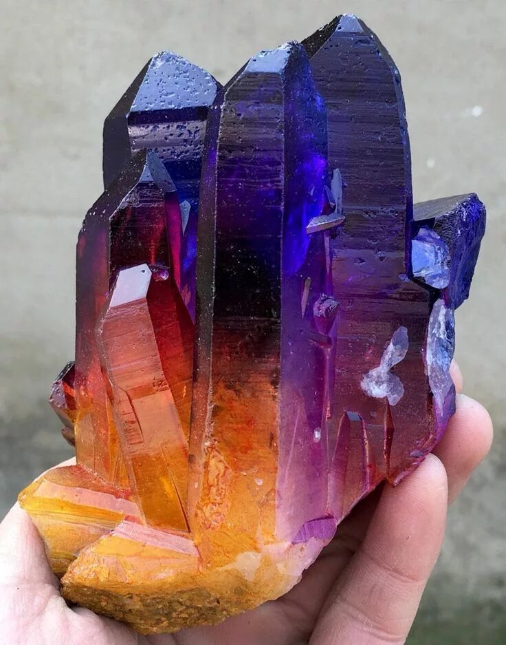 Редкие камни фото Rainbow Aura Quartz Minerals and gemstones, Rainbow aura quartz, Crystals