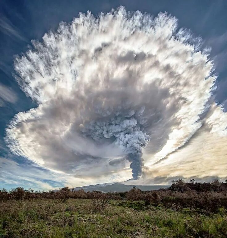 Редкие природные явления фото Pyroclastic cloud of Mount Etna, Sicily, Italy Belle nature, Photographe nature,