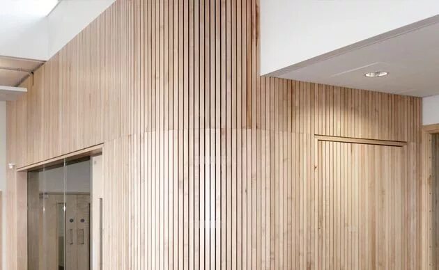 Реечные панели для стен в интерьере фото Slatted timber suspended ceilings Slatted timber wall panels Timber walls, Timbe