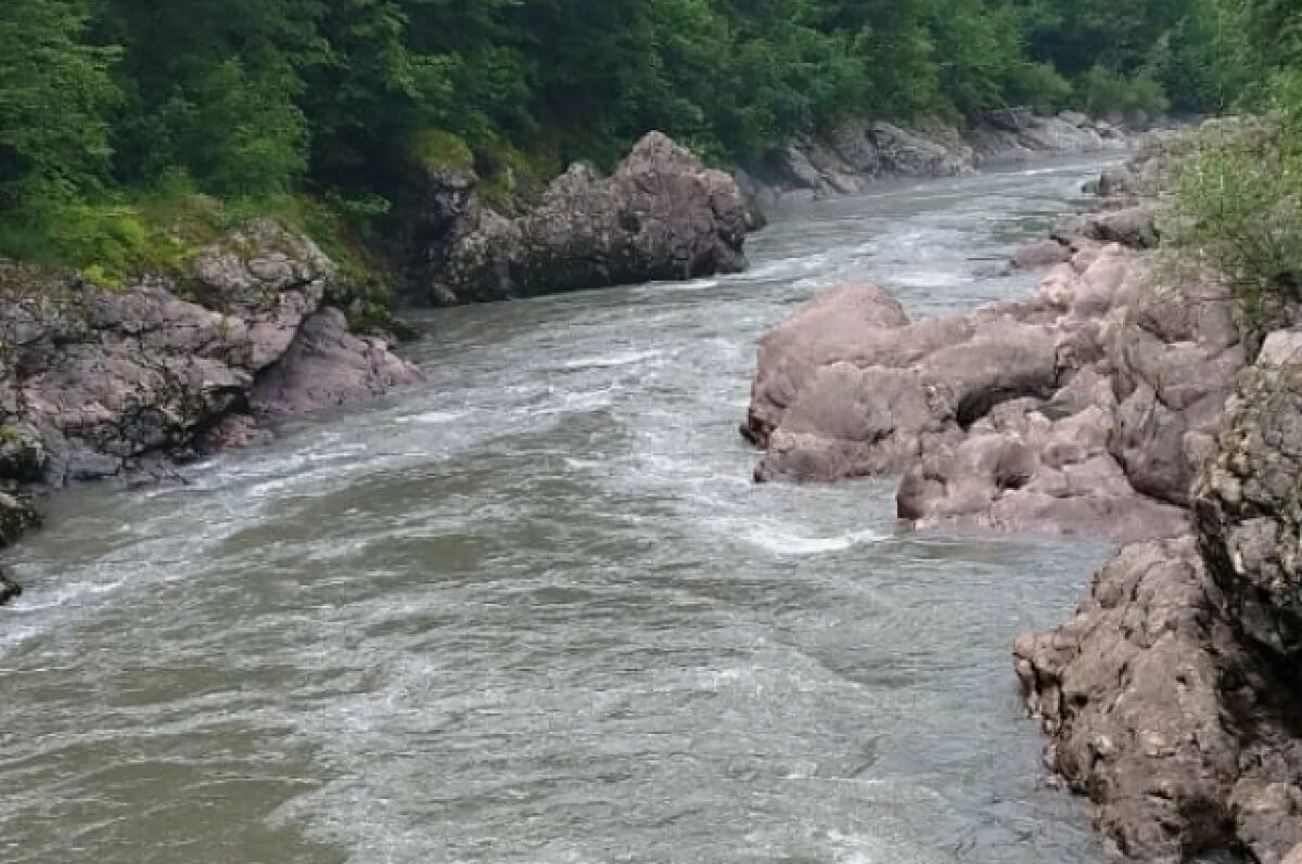 Река белая фото Роковой прыжок. Краснодарца унесло течением реки Белой, его не могут найти АиФ К