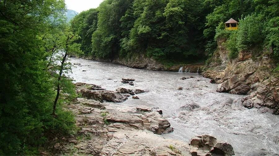 Река белая краснодарский край фото В Адыгее течение реки унесло троих мужчин Новости Известия 08.05.2021