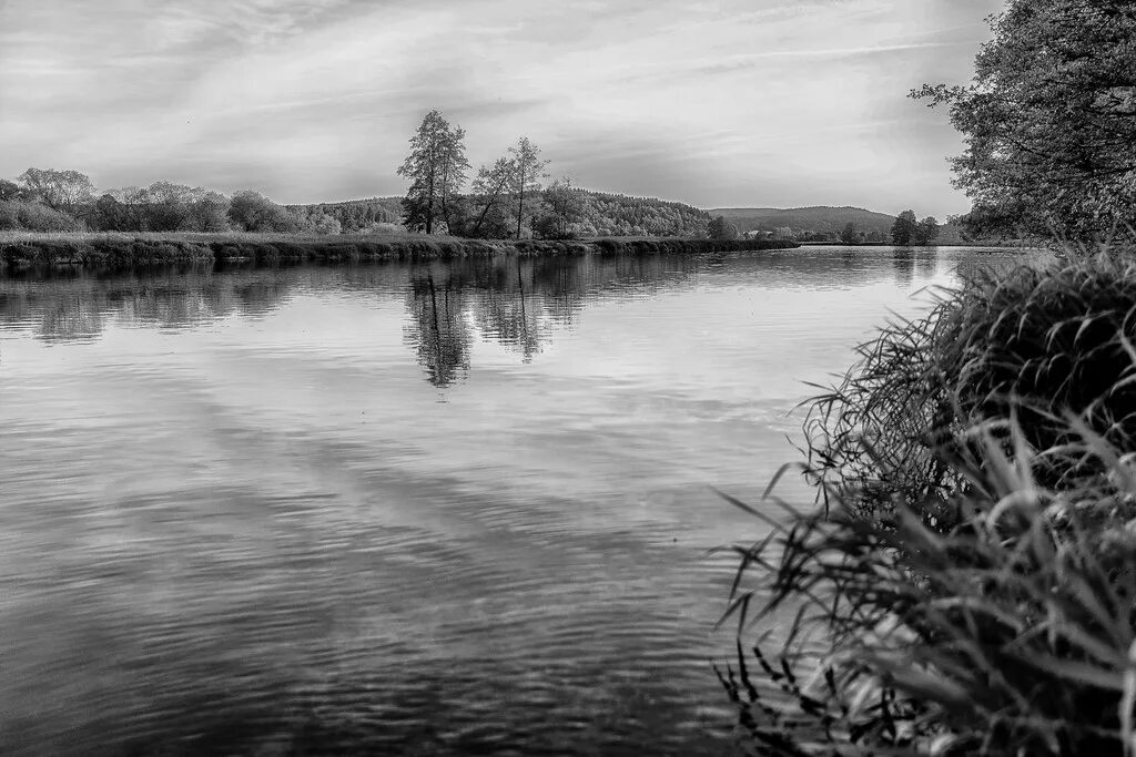 Река черно белое фото This is the river.... Bavarian River in Black and White Flickr