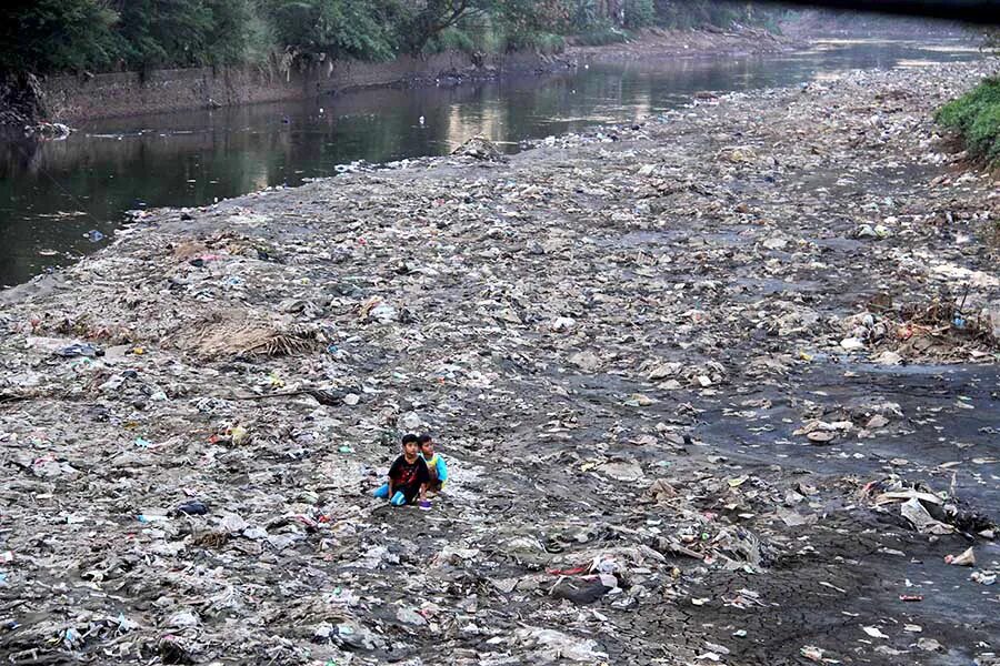 Река читарум фото Java communities rally as clock ticks on cleanup of 'world’s dirtiest river'