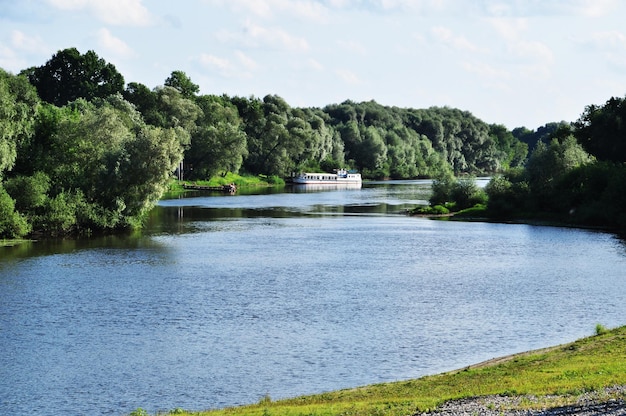 Река десна фото Панорама реки десна. вид на реку, парусник и береговую линию с деревьями. Премиу