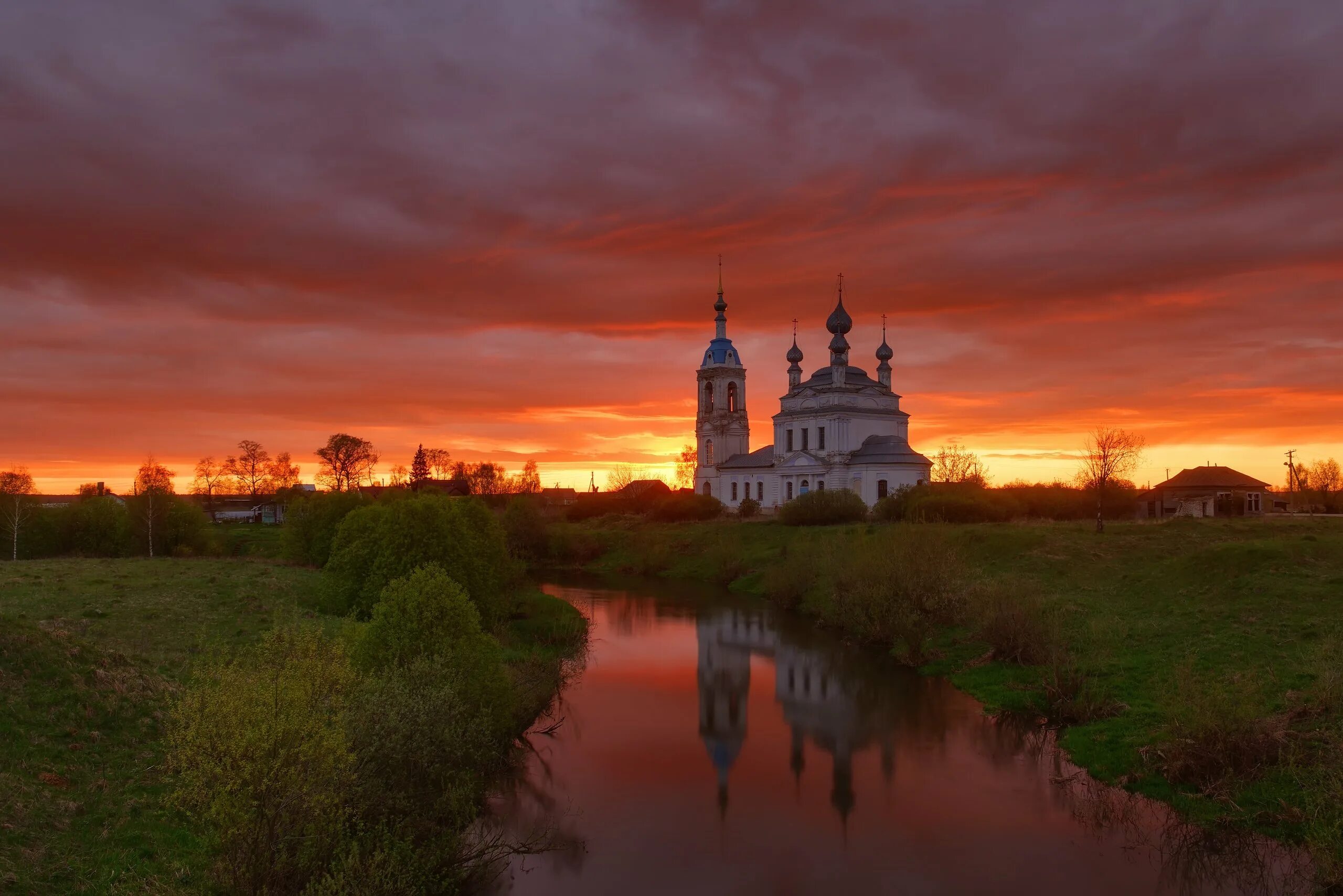 Река храм фото Праздничный салют !. Фотограф Максим Евдокимов