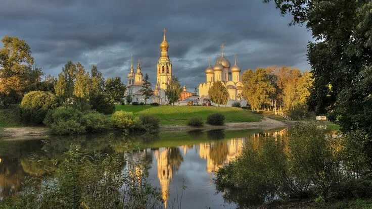 Река храм фото Скачать обои лето, деревья, пейзаж, природа, утро, храм, кусты, берега, речушка,