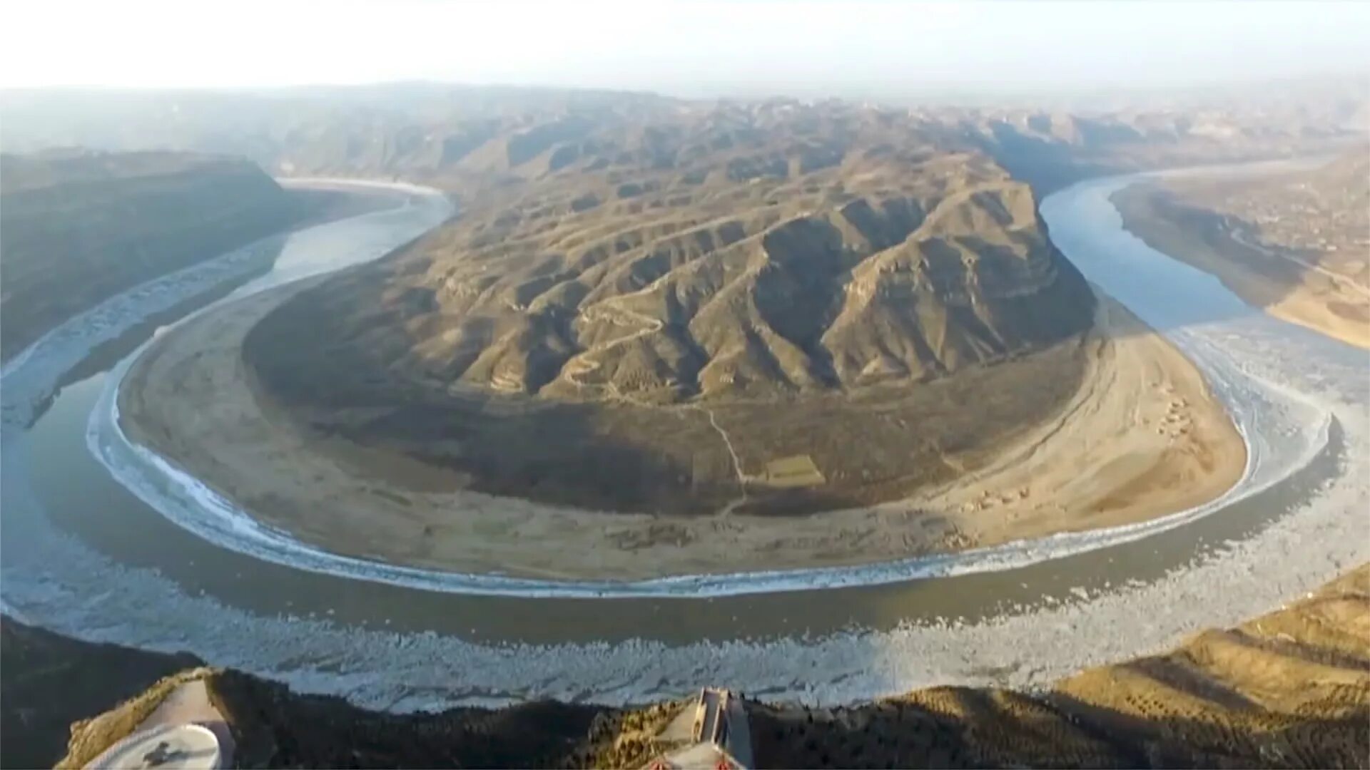 Река хуанхэ фото Magnificent aerial footage shows the rare scene of ice sheets floating along Chi