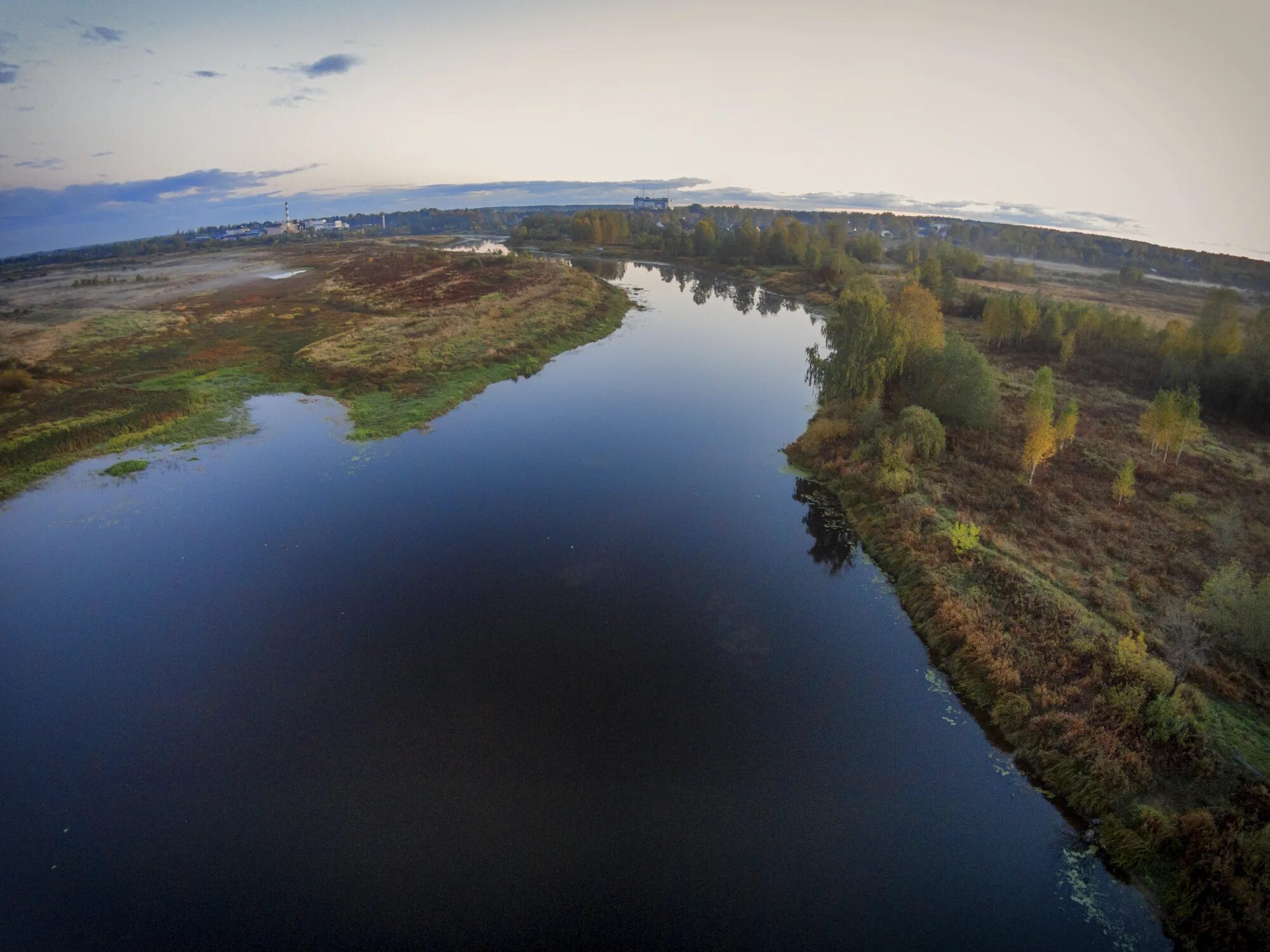 Река молога фото Autumn. River "Mologa" and the village "Factory". Tver region, Russia. - Drone P