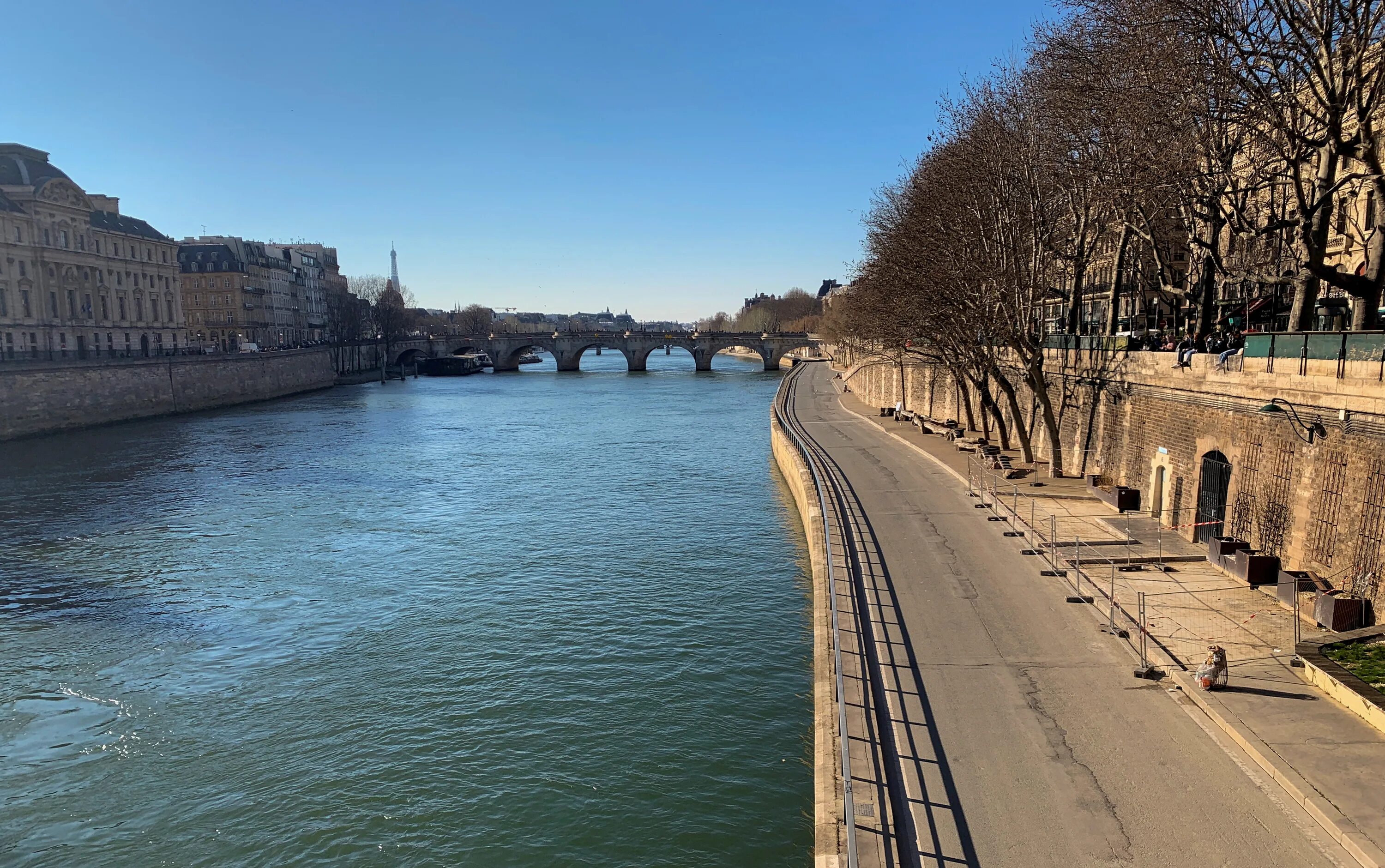 Река сена фото Paris police clear Seine riverside over lack of social distancing Reuters