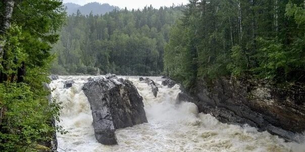 Река снежная фото Рядом с Байкальском есть горная речка Снежная. Летом сюда приезжают любители раф