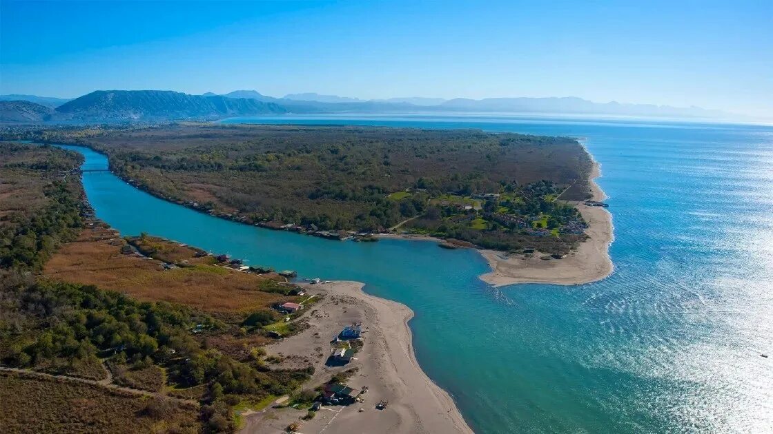 Река впадает в море фото Интересный факт: Бояна - это уникальная река, которая течет в противоположных на