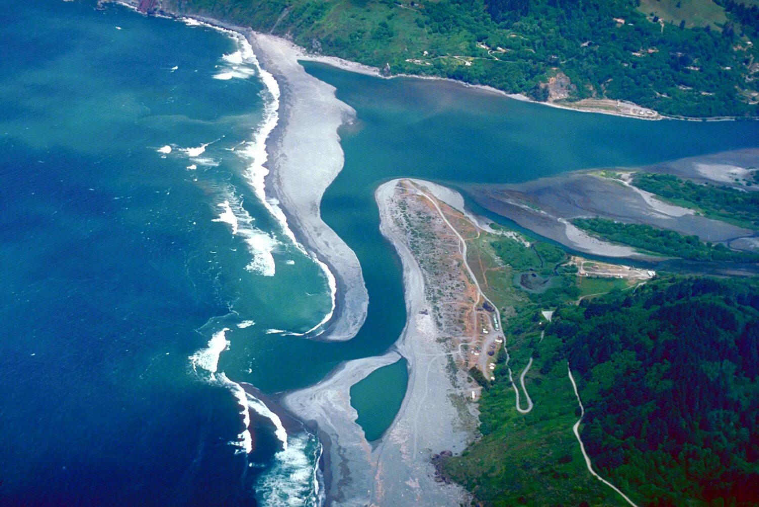 Река впадает в море фото File:Klamath River mouth aerial view.jpg - Wikipedia