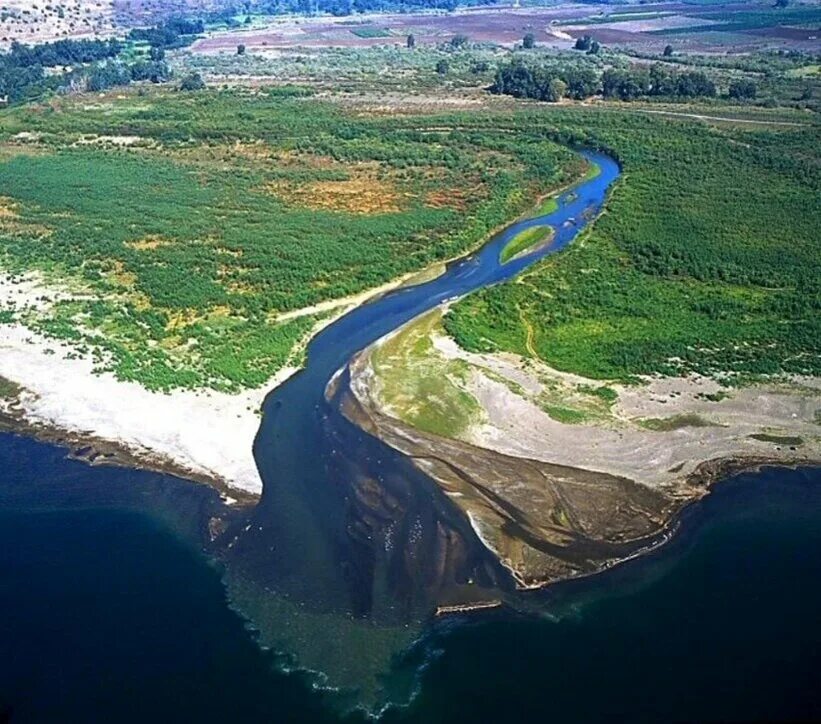 Река впадает в море фото В Казахстане хотят воды из р.Волги. Река Урал в KZ стремительно мелеет.Канал Вол