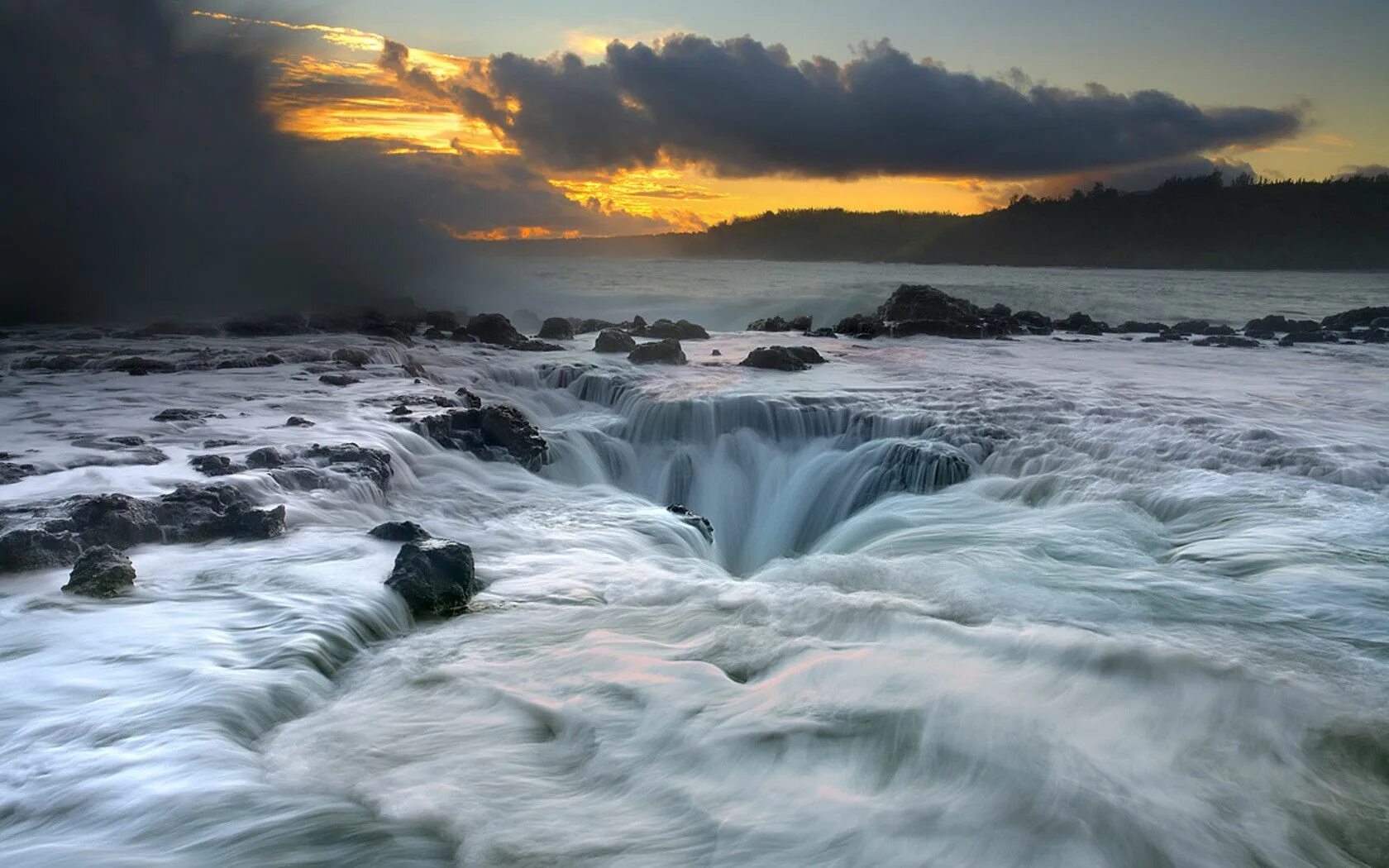 Реки море фото Maelstrom, a natural water drain in Kauai, Hawaii.. Places to travel, Places to 