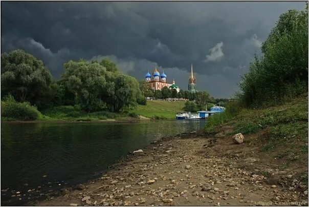 Реки рязани фото Перед грозой на реке Трубеж. Рязанский кремль. © Андрей Симонайтес. 2022 К Росси