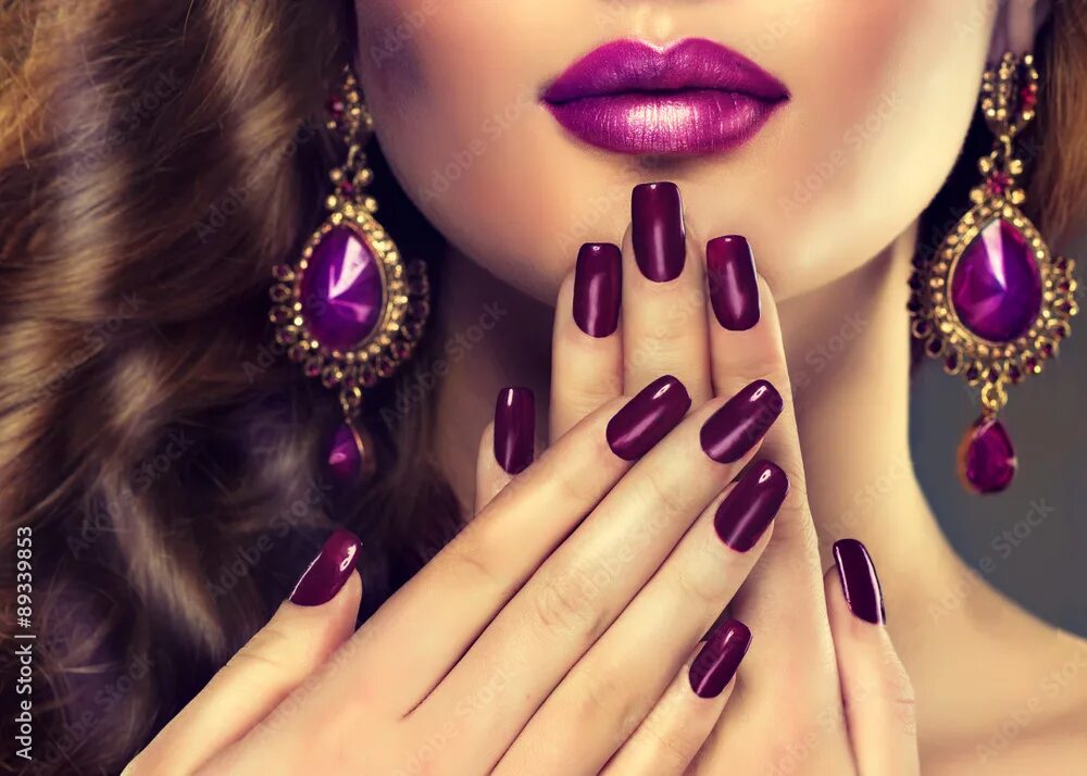 Реклама красивого маникюра Luxury fashion style, manicure nail , cosmetics and make-up . Jewelry , large pu