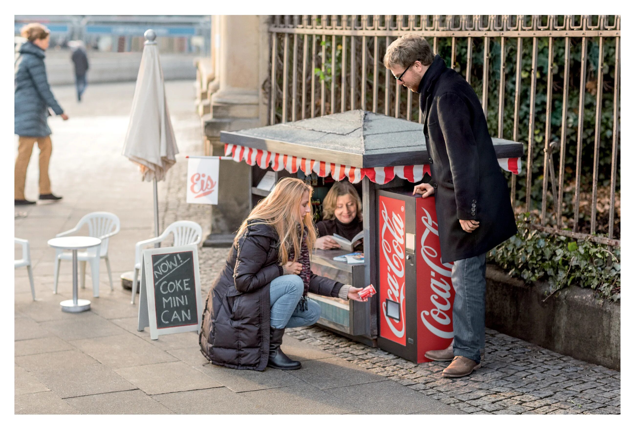 Реклама на улице фото coca cola presents: the mini kiosk :: Behance