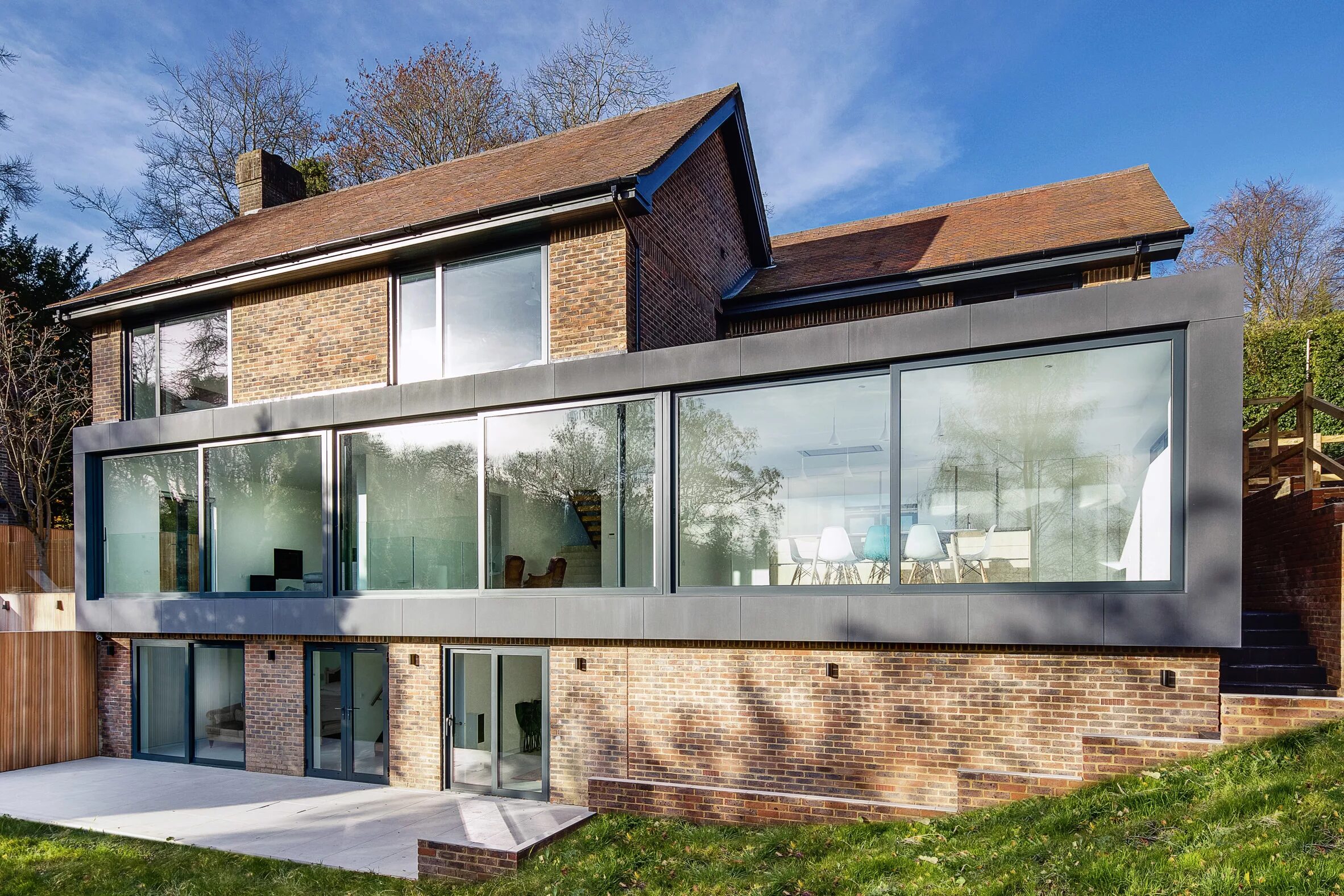 Реконструкция дома с увеличением площади оформление AR Design Studio adds glazed extensions to 1970s house in England