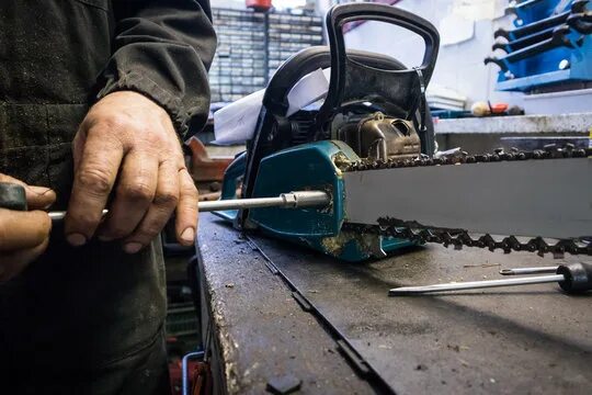 Ремонт бензопил своими Chainsaw Repair Изображения: просматривайте стоковые фотографии, векторные изобр