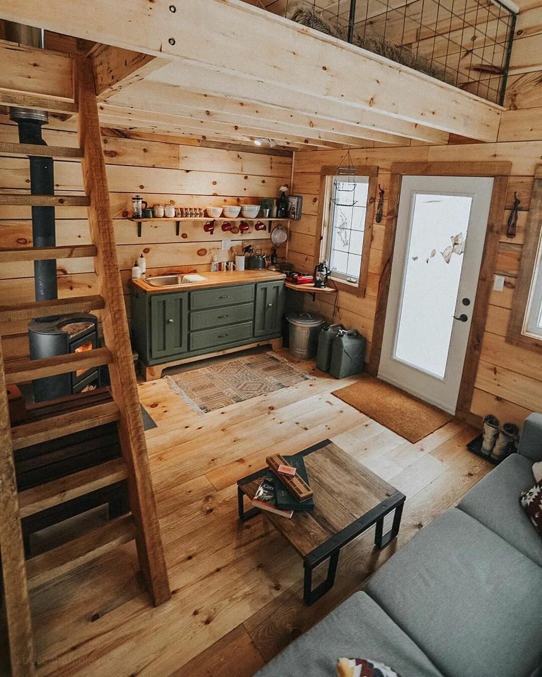 Ремонт дачи внутри своими руками Image may contain: indoor Tiny cabins interiors, Tiny house cabin, Cabin homes