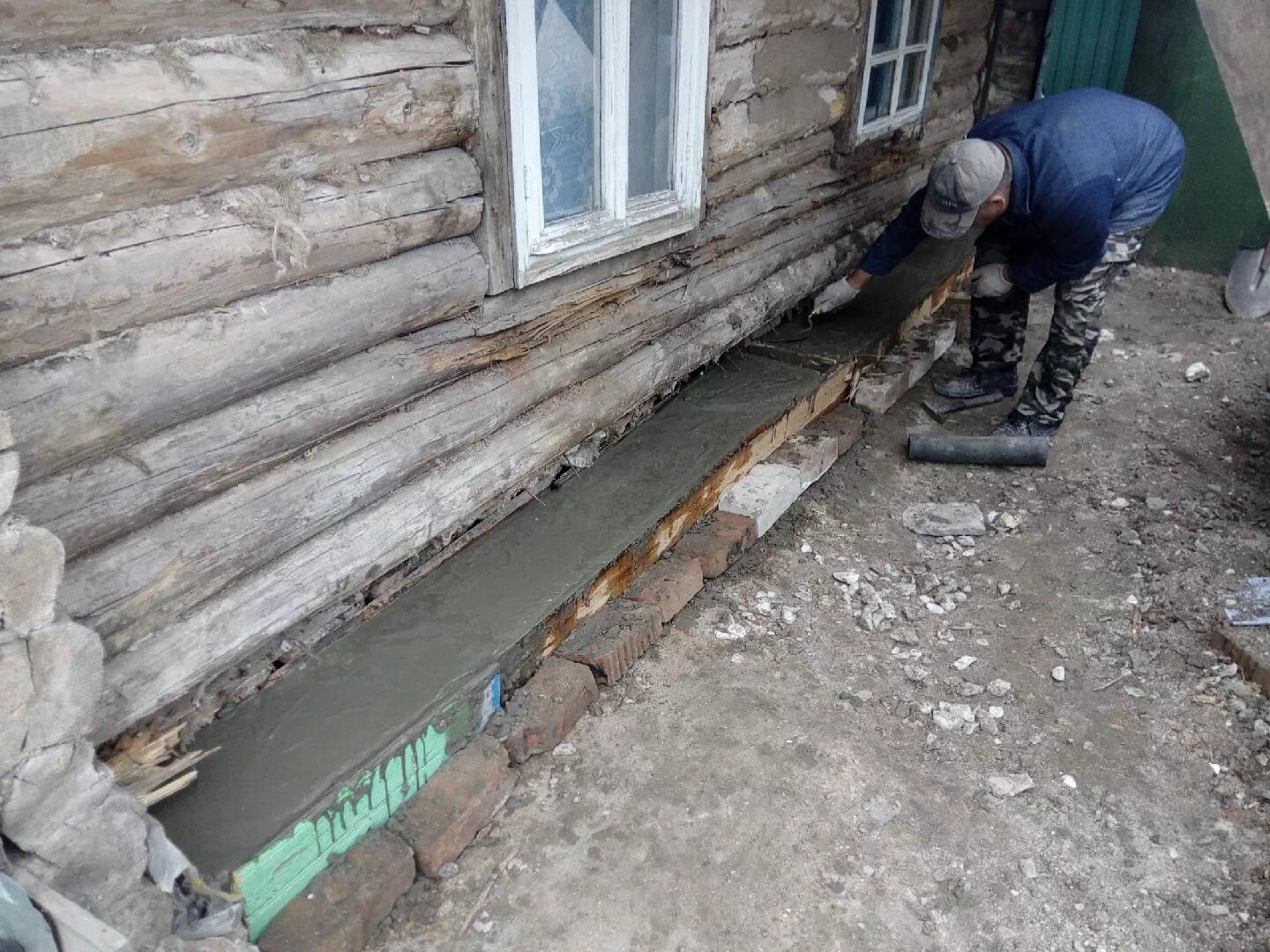 Ремонт деревянного дома своими руками Фотографии работы: Сложный ремонт.Замена венцов.Замена полов.Замена стены в Сама