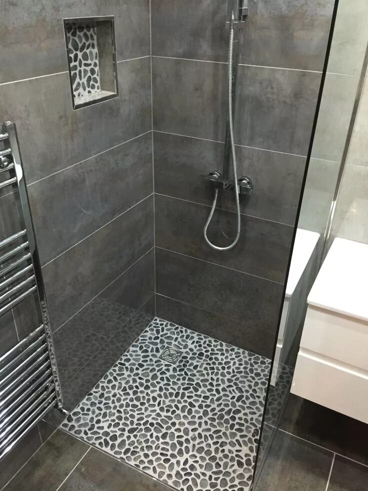 Ремонт душа в ванной своими руками Great inspiration for a wetroom This pebble floor is amazing. Small shower remod