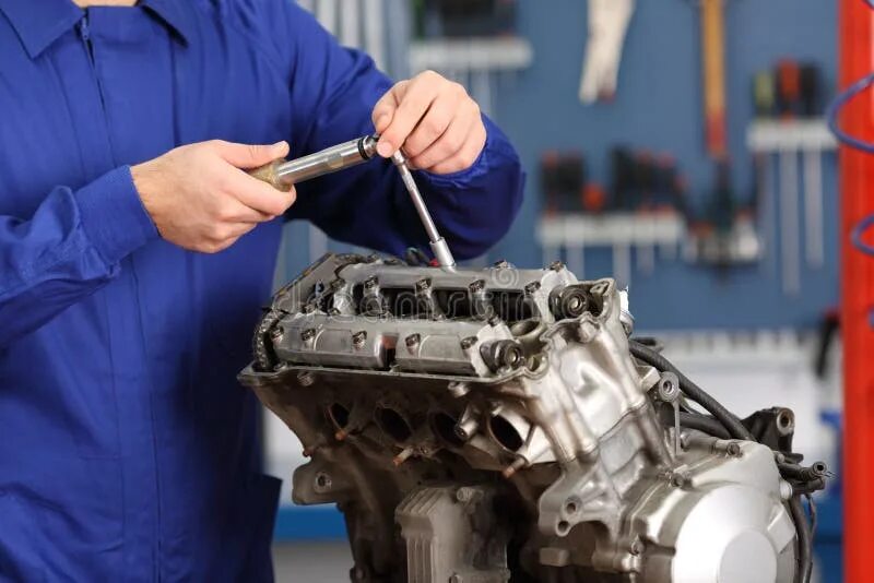 Ремонт двигателя фото Motorcycle Mechanic Repairing an Engine Stock Photo - Image of disassembling, da