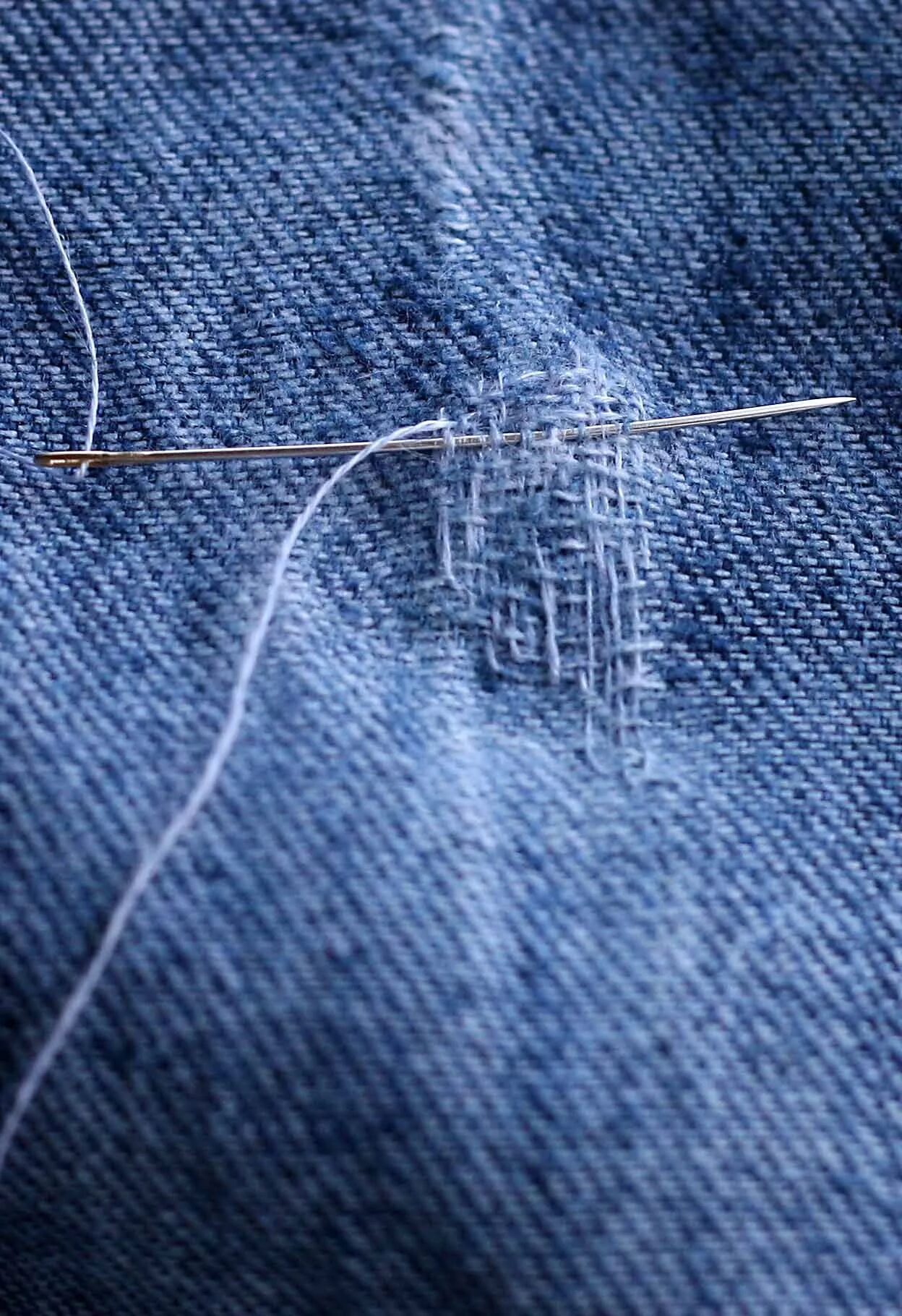 Ремонт джинсов своими руками How to Fix a Small Hole in Jeans Harpa Швейные джинсы, Техники шитья, Швейные ид