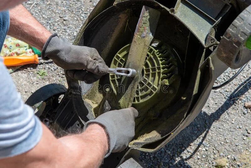 Ремонт электрической газонокосилки своими руками Man Repairing an Electric Lawn Mower Stock Image - Image of worker, engine: 1469