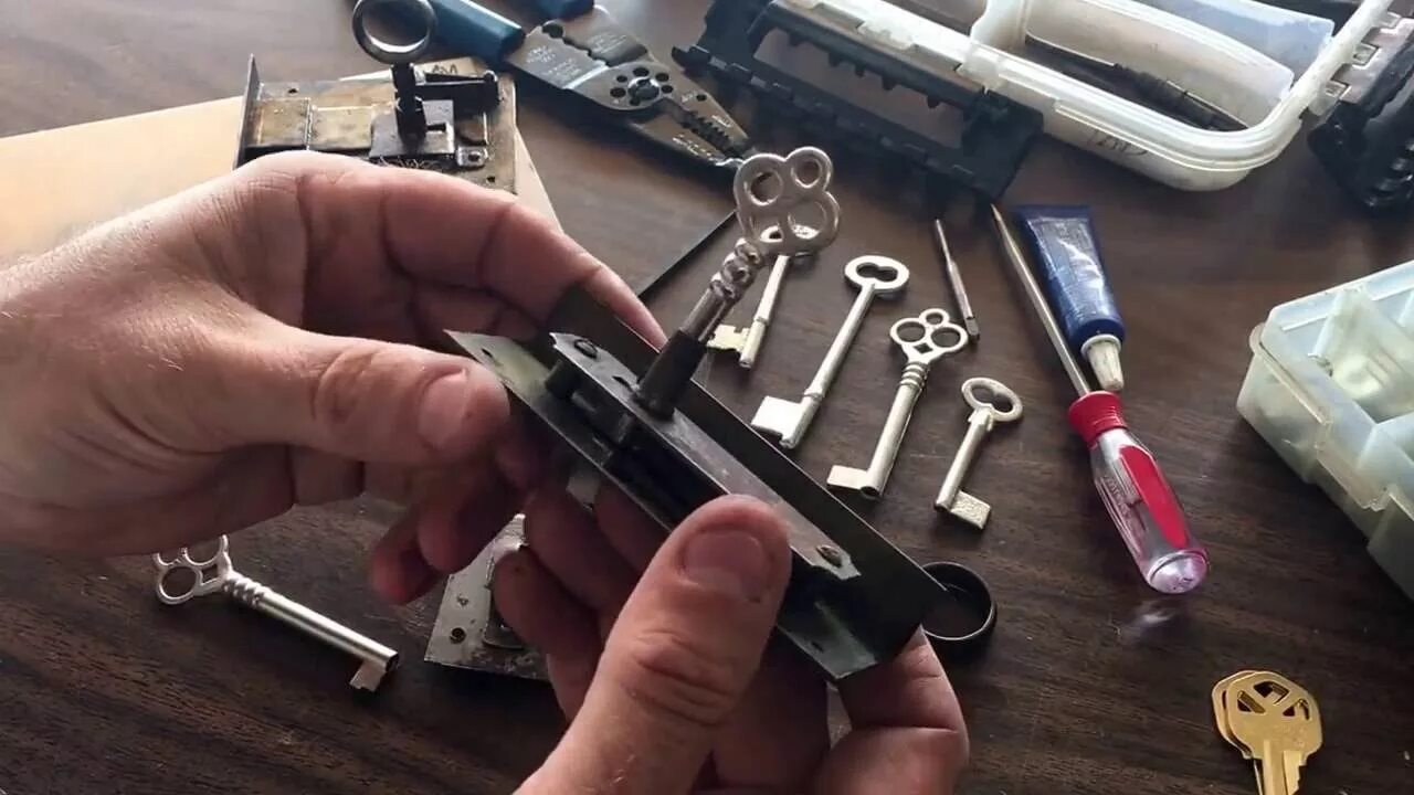 Ремонт ключ фото Antique Desk Locks & Keys Discussing the different types, key making & lock repa