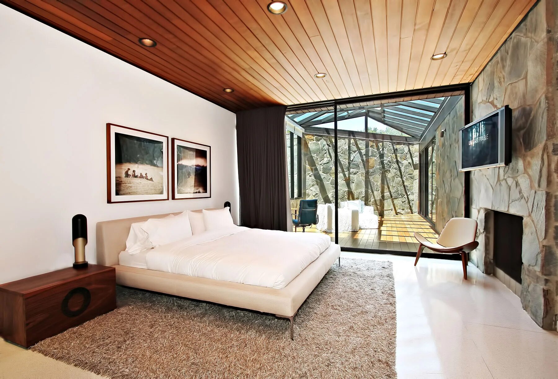 Ремонт комнат в своем доме Bedroom with Wood, Stone, and Glass Design - Trousdale Estates Luxury Home - 630