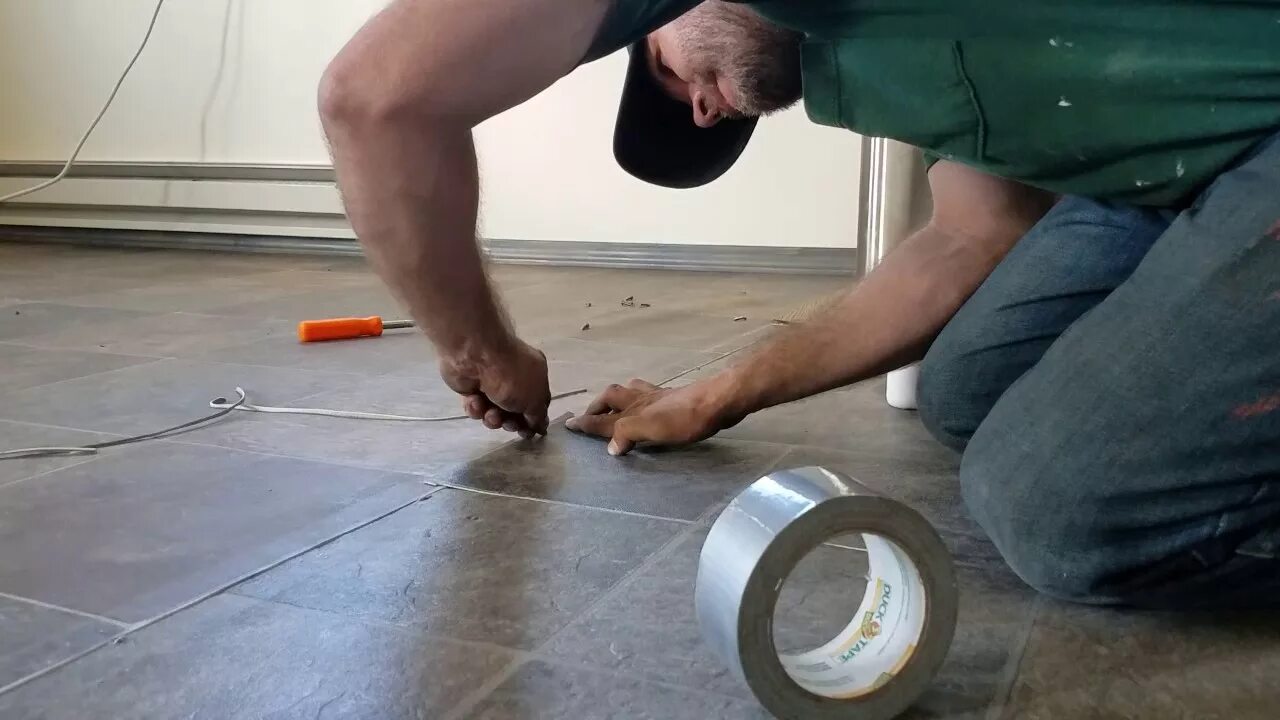 Ремонт линолеума с дырой своими руками Repairing a hole in vinyl flooring. DIY - YouTube