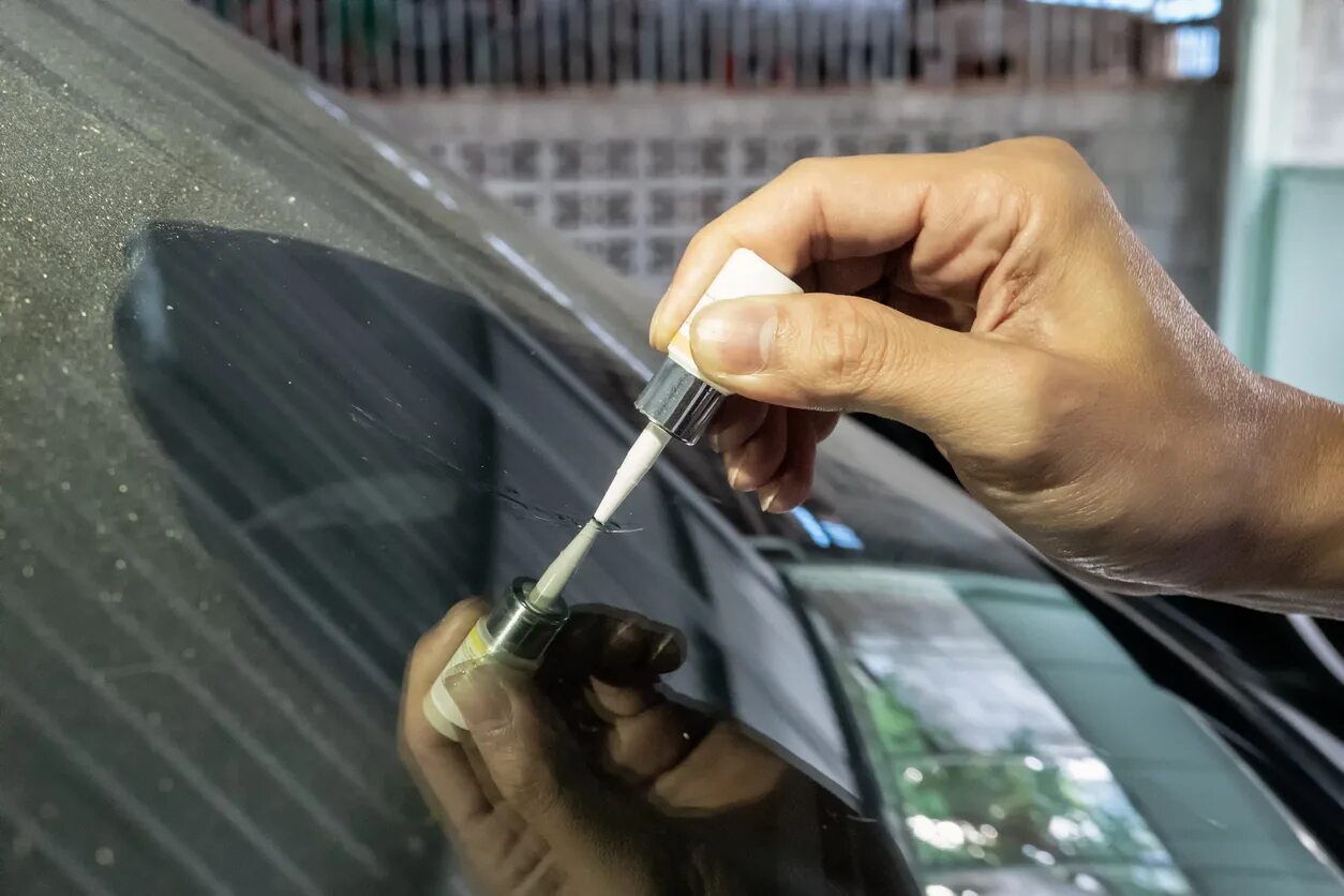 Ремонт лобового стекла своими руками видео Man mechanic using glue welding cracked windshield - Green Flag