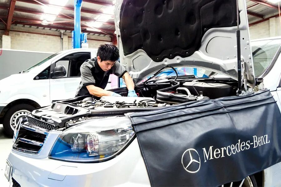 Ремонт мерседес фото Mercedes will start delivering to a detail for guarantee repairs cars in Russian