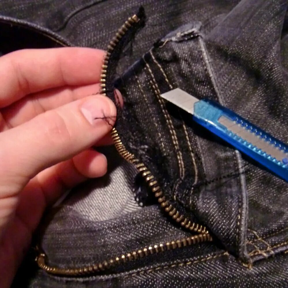 Repairing a jacket zipper at the base with your own hands Ремонт молний, Починит