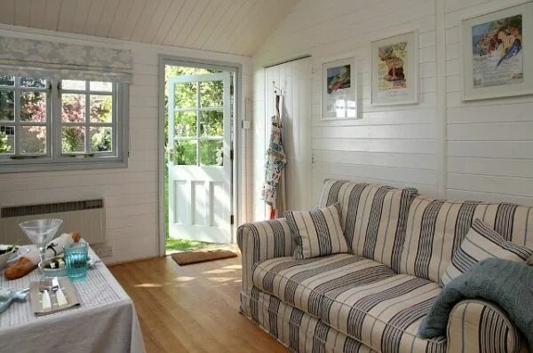 Ремонт на даче своими руками недорого фото Small beach house Cottage interior, Beach house decor bedroom, Cottage interiors