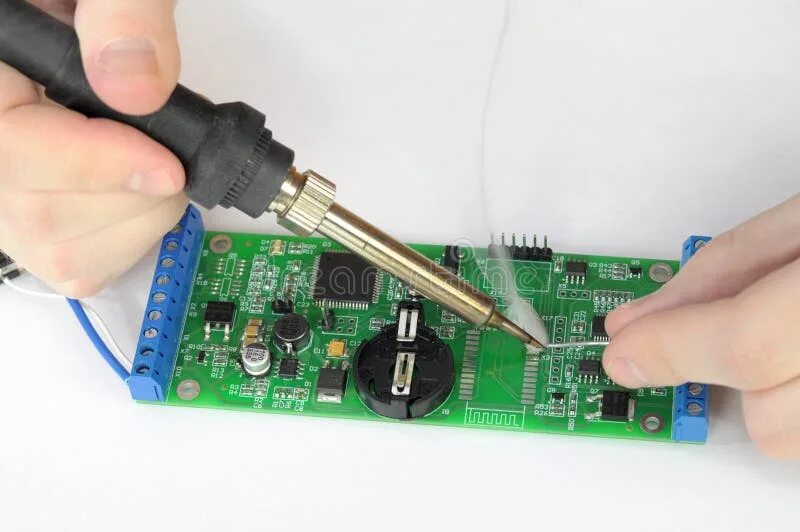 Ремонт плат своими руками Repairing Electronic Board with Reek Stock Photo - Image of circuit, electric: 3