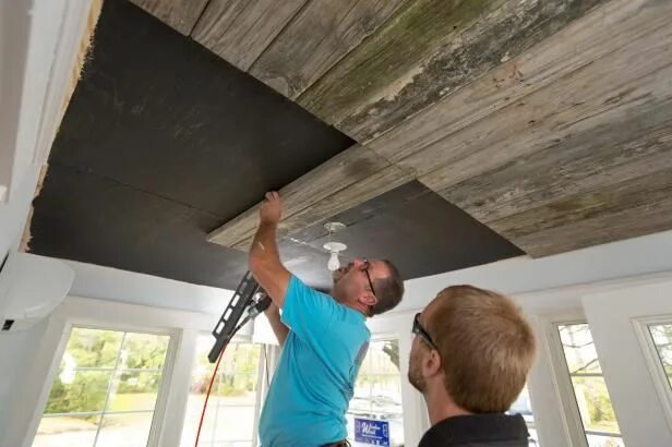 Ремонт потолка своими How to Install a Reclaimed Wood Ceiling Treatment Møbler ideer, Møbler