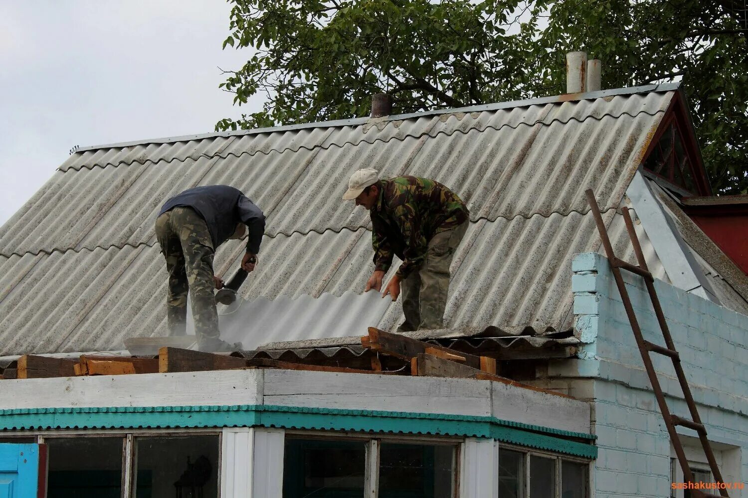 Ремонт шиферной крыши своими руками Кровля крыши в Воронежской области: 119 кровельщиков со средним рейтингом 4.5 с 