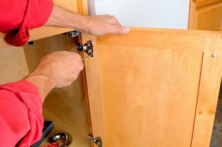 Ремонт шкафа своими руками How to Repair Cabinets HomeTips Diy cabinet refacing, Kitchen cabinet doors, Diy