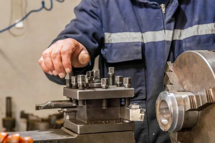 Ремонт станков фото Heavy industrial worker operator working with lathe machine Lathe machine, Indus