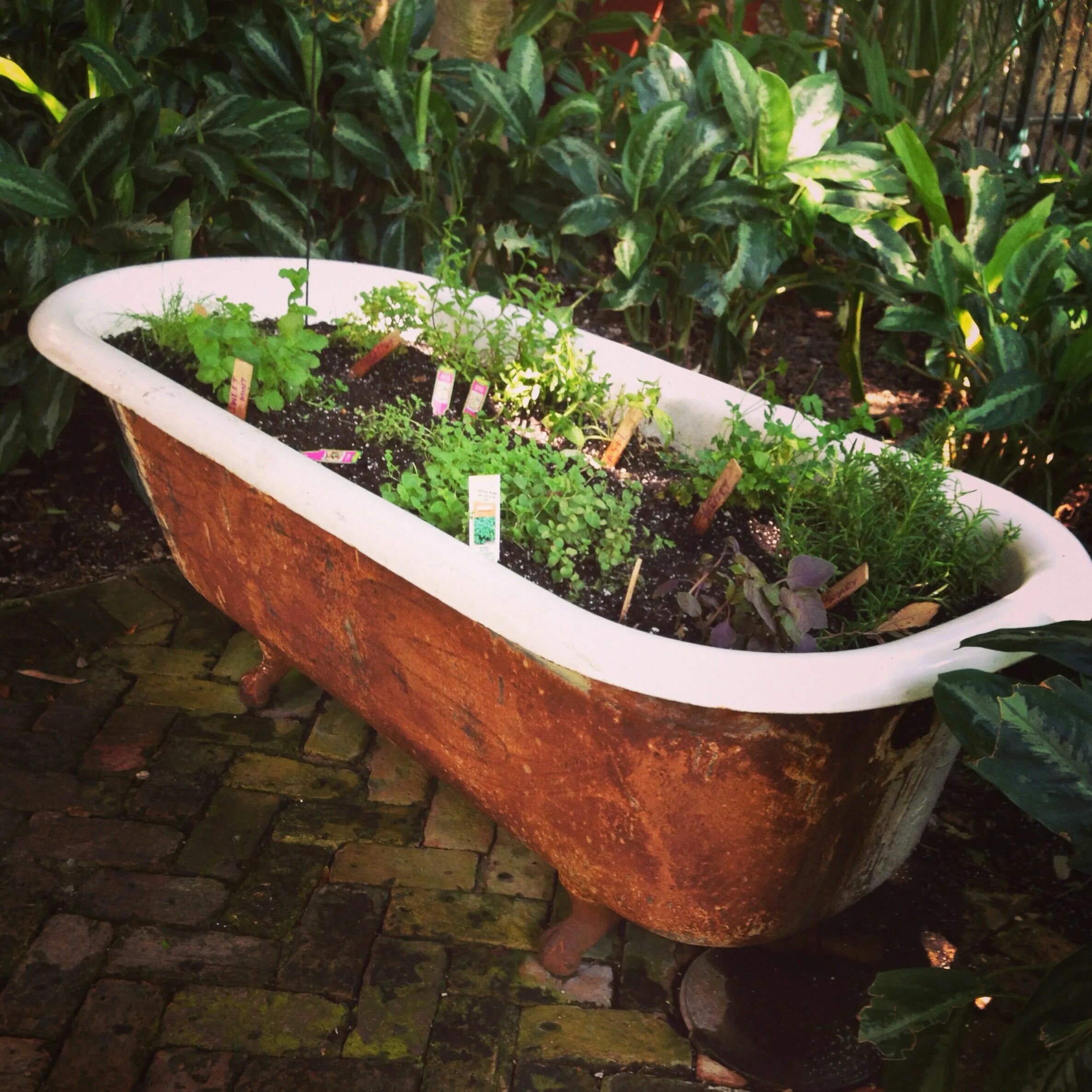 Ремонт старой ванны своими руками Pin on Banheira ao ar livre Garden bathtub, Garden tub decorating, Veggie garden