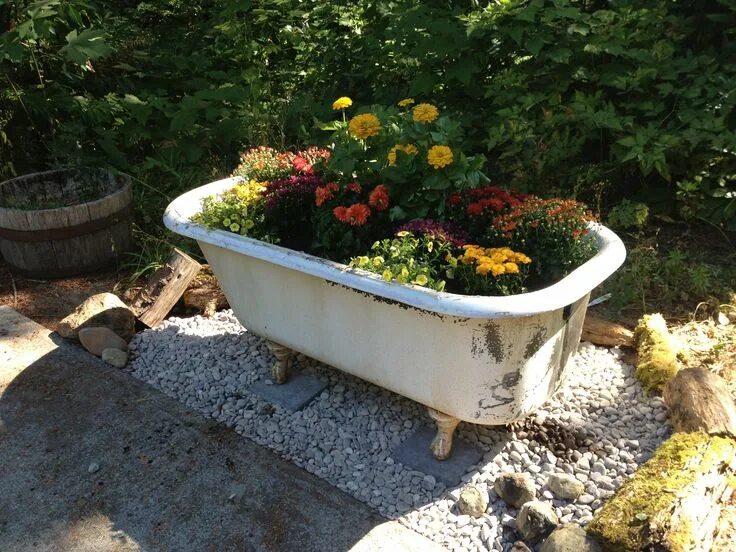 Ремонт старой ванны своими руками Repurposed clawfoot tub Backyard landscaping, Garden inspiration, Outdoor bathtu