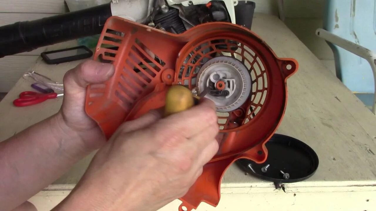 Ремонт стартера триммера своими руками replacing the starter cord on a Stihl gas blower - YouTube