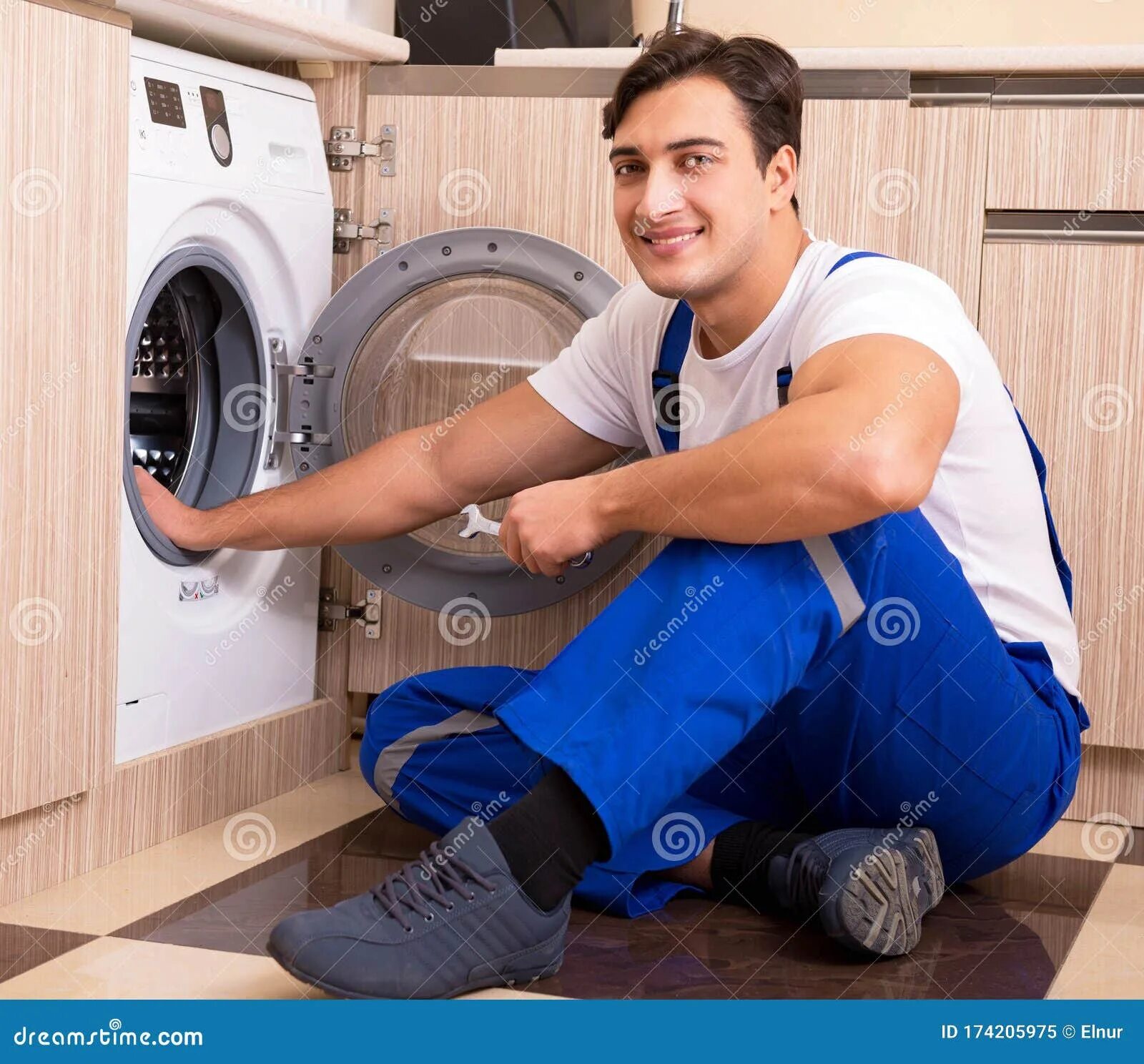 Ремонт стиральных машин фото Repairman Repairing Washing Machine at Kitchen Stock Image - Image of fixing, el