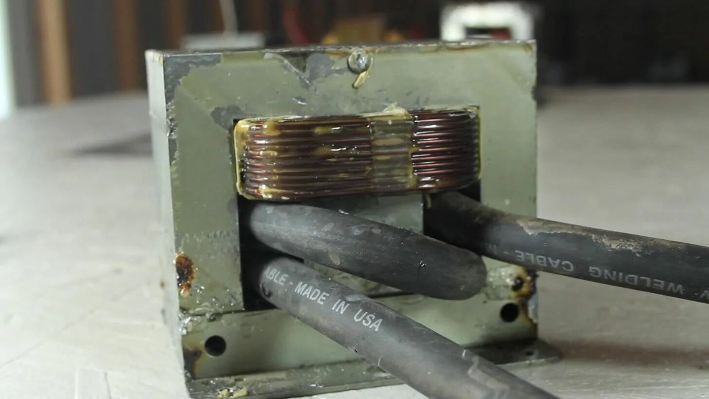 Ремонт сварка своими руками How to Turn a Microwave Oven Transformer into a High Amperage Metal Melter! Micr