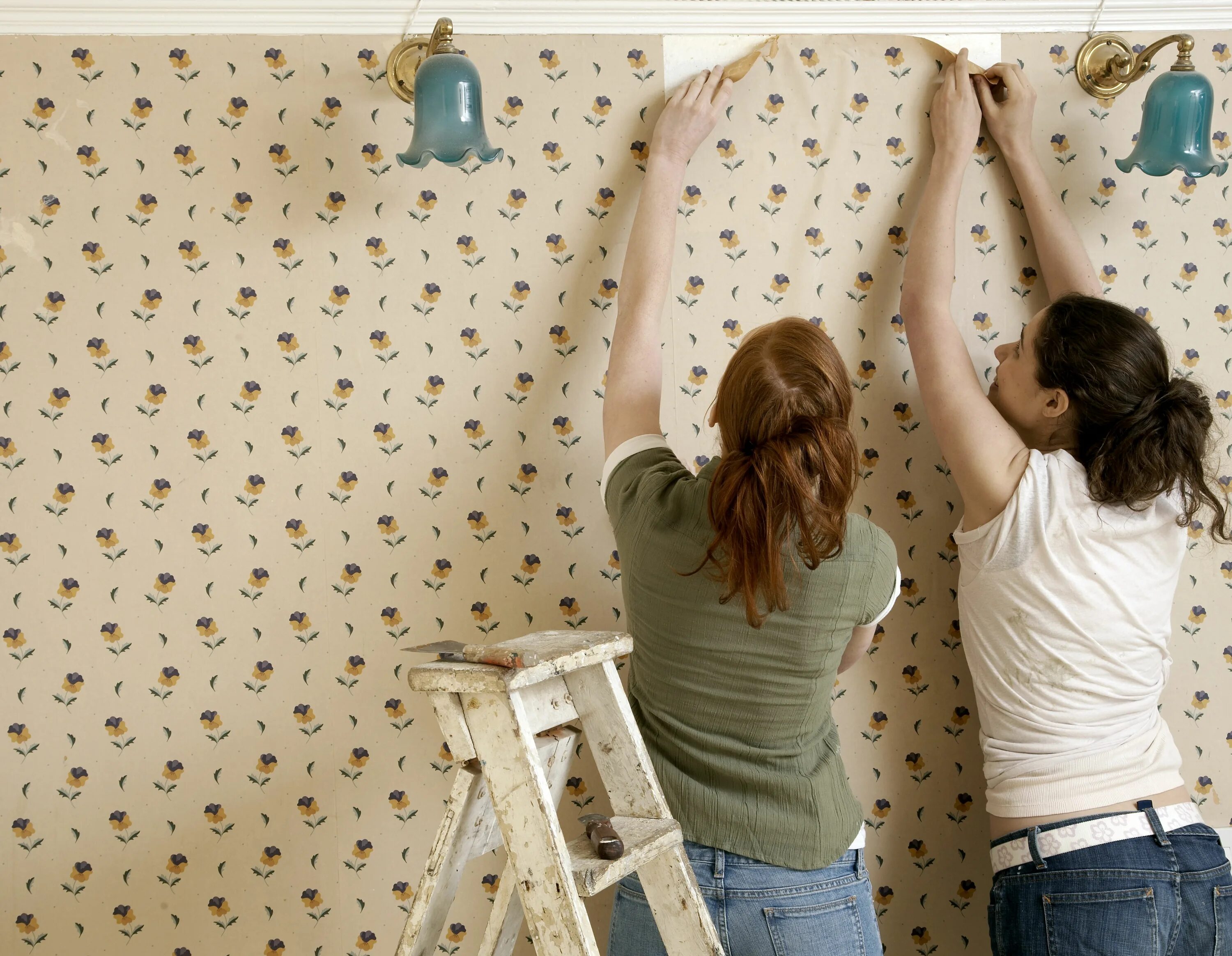 Ремонт своими руками поклейка обоев How to Apply Removable Wallpaper Without Damaging Your Walls Removing old wallpa