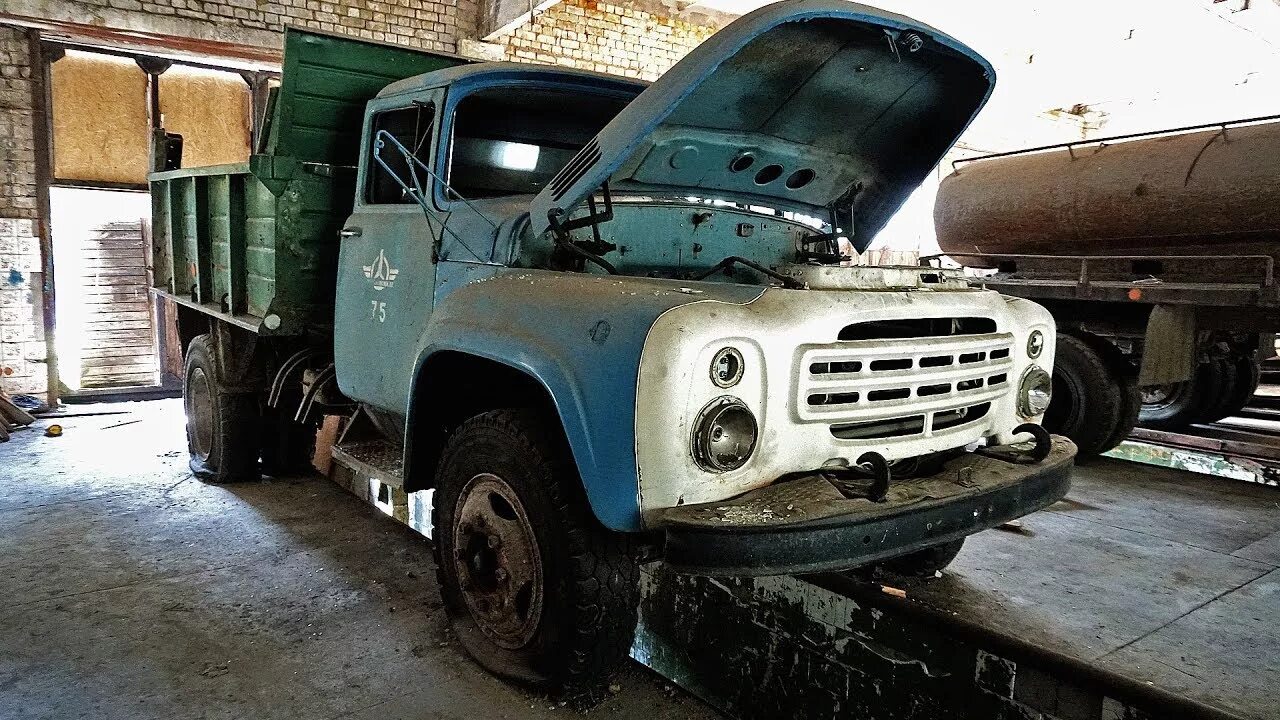 Ремонт своими руками зил Russian ZIL-130 trucks left in abandoned workshops - YouTube